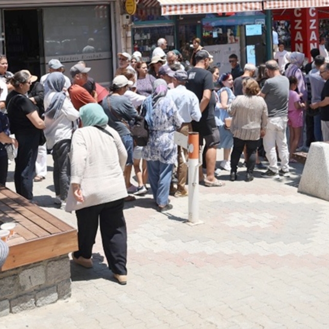 Gelibolu'da Muharrem ayı dolayısıyla aşure ikramı yapıldı