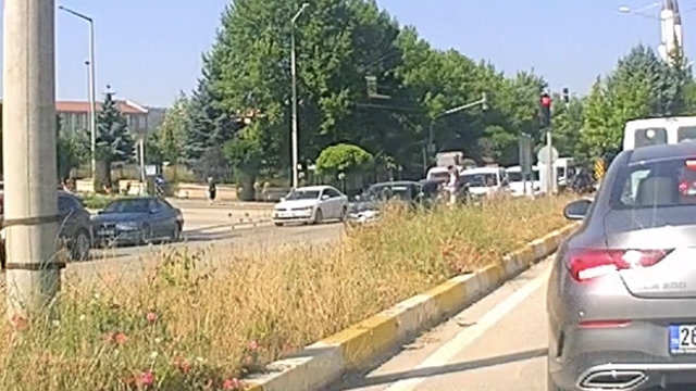 Yaşlı kadına yol vermek isteyen araca başka bir otomobil arkadan böyle çarptı
Kazayı fark etmeyen yaşlı kadın yoluna devam etti