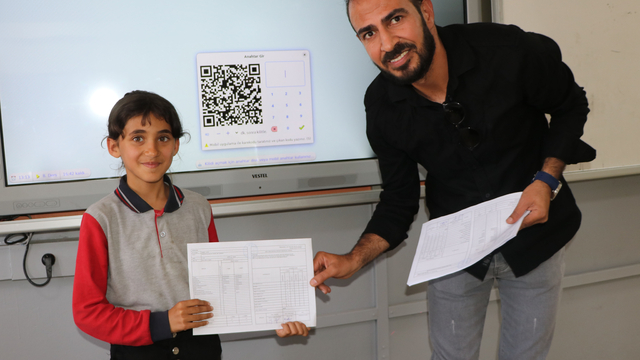 3 yıl okulun tek öğrencisiydi; nakil sonrası 32 arkadaşıyla karne heyecanı yaşadı
