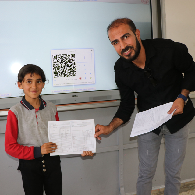 3 yıl okulun tek öğrencisiydi; nakil sonrası 32 arkadaşıyla karne heyecanı...