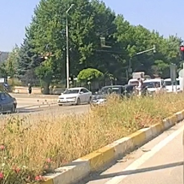 Yaşlı kadına yol vermek isteyen araca başka bir otomobil arkadan böyle çarp...