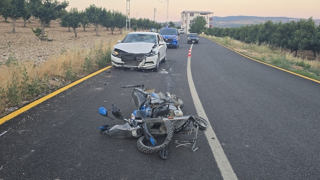 Otomobil ile motosiklet çarpıştı: 4 yaralı
