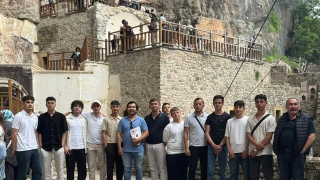 Sıfır atık yarışmasında başarılı olan öğrencilere gezi ödülü