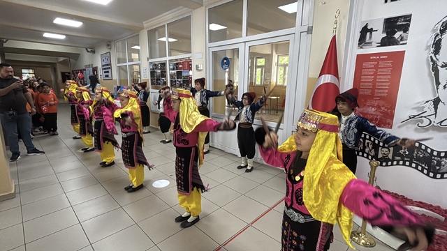 Bolu'da 49 bin 169 öğrenci karne sevinci yaşadı
Bolu'da öğrenciler güle oynaya karne aldı