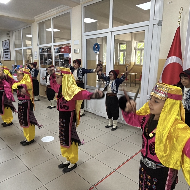 Bolu'da 49 bin 169 öğrenci karne sevinci yaşadı
Bolu'da öğrenciler güle oyn...