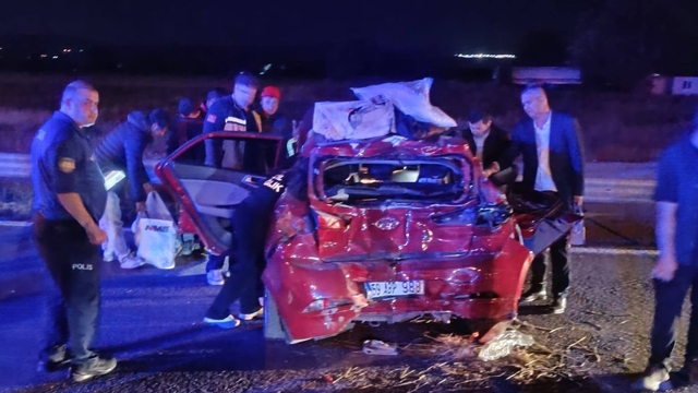 TIR, kırmızı ışıkta bekleyen otomobile çarptı: 3 yaralı