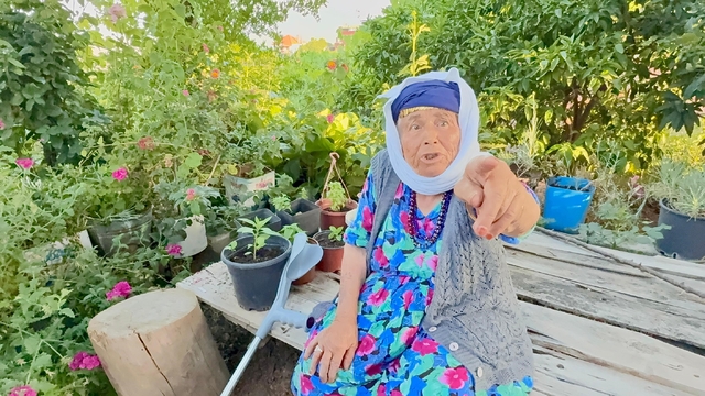 CHP eski milletvekili ile kız kardeşi arasında 'anne' tartışması jandarmaya taşındı
Ağabeyi tarafından tehdit edildiğini öne süren eski vekilin kız kardeşi, kilitli kapıyı jandarma yardımıyla açtırarak annesine ulaştı