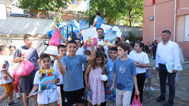 Adana sıcağında öğrencilere buz gibi karne hediyesi
Fekeli öğrenciler karne günü karla buluşmanın keyfini çıkardı