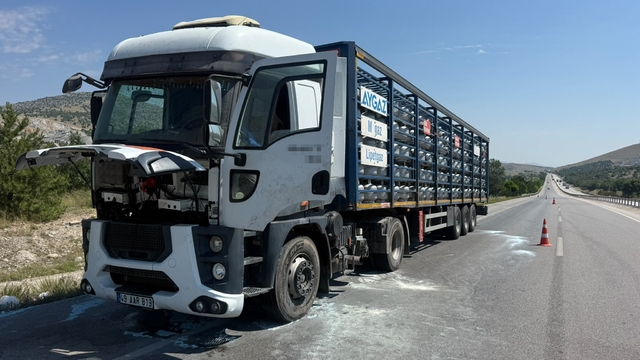 Afyonkarahisar'da Aygaz marka tüp yüklü tırın motorunda yangın