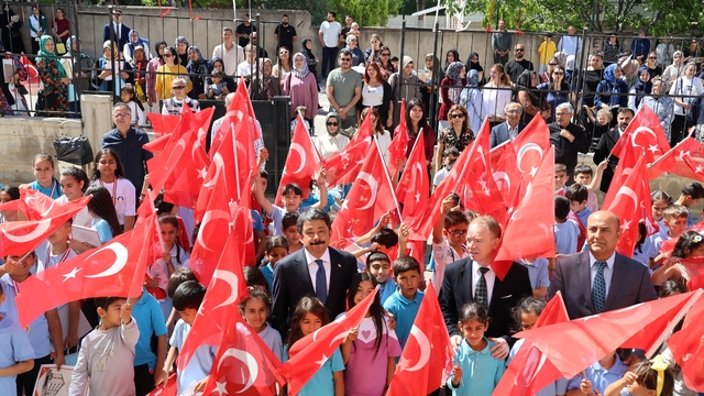Kırşehir'de 40 bin 376 öğrenci karne heyecanı yaşadı
Vali Murat Sefa Demiryürek;
"Yaz tatilini tablet, telefon başında geçirmeyin"