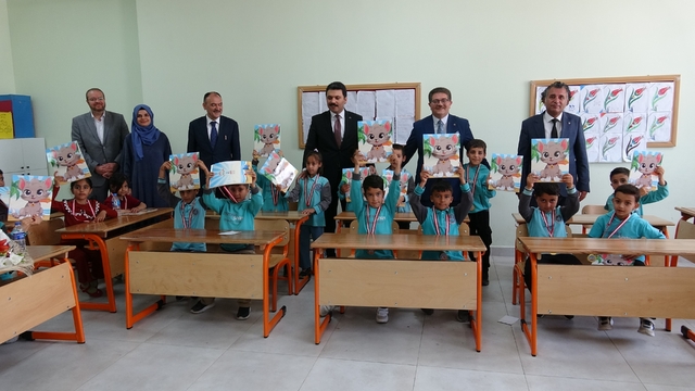 Van'da 275 bin 826 öğrenci karne heyecanı yaşadı