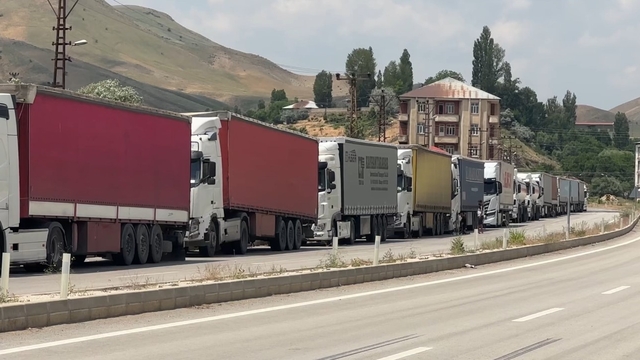 Türkiye-İran sınırında 5 kilometrelik tır kuyruğu oluştu