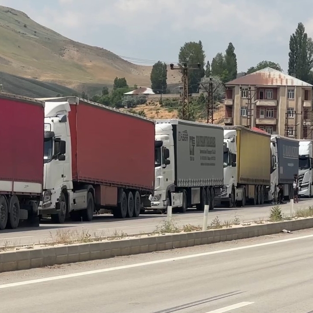 Türkiye-İran sınırında 5 kilometrelik tır kuyruğu oluştu