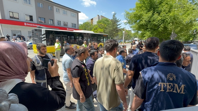 Leyla Aydemir davasında karar: Amcaya müebbet, 6 sanığa beraat
Duruşma sonrası adliye binası önünde gerginlik
Polis arbedeye müdahale etti, kavgaya karışanları gözaltına aldı
