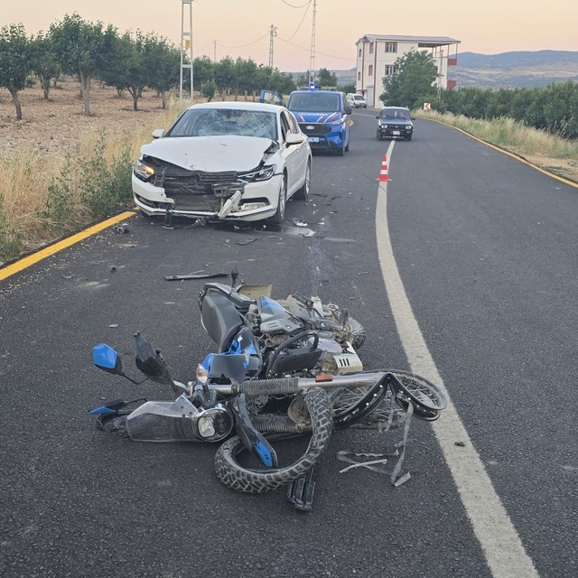 Otomobil ile motosiklet çarpıştı: 4 yaralı