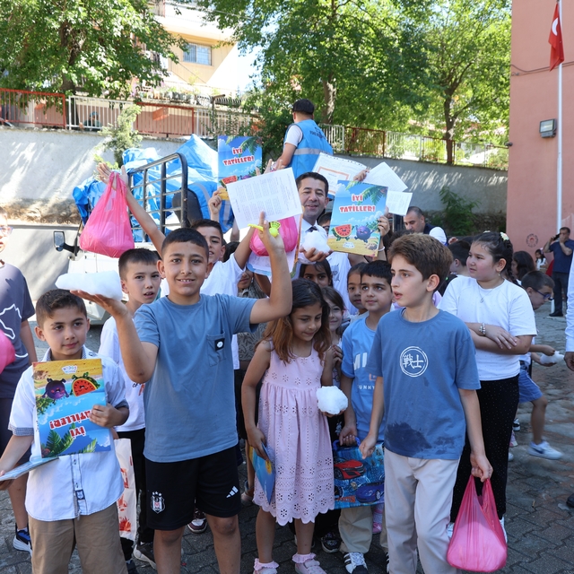 Adana sıcağında öğrencilere buz gibi karne hediyesi
Fekeli öğrenciler karne...