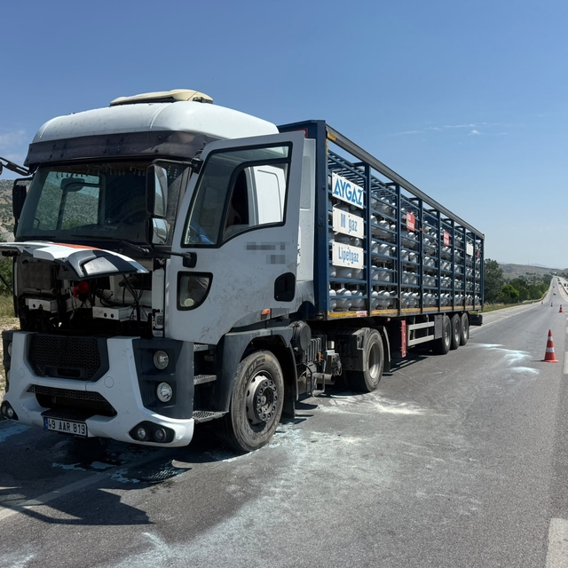 Afyonkarahisar'da Aygaz marka tüp yüklü tırın motorunda yangın