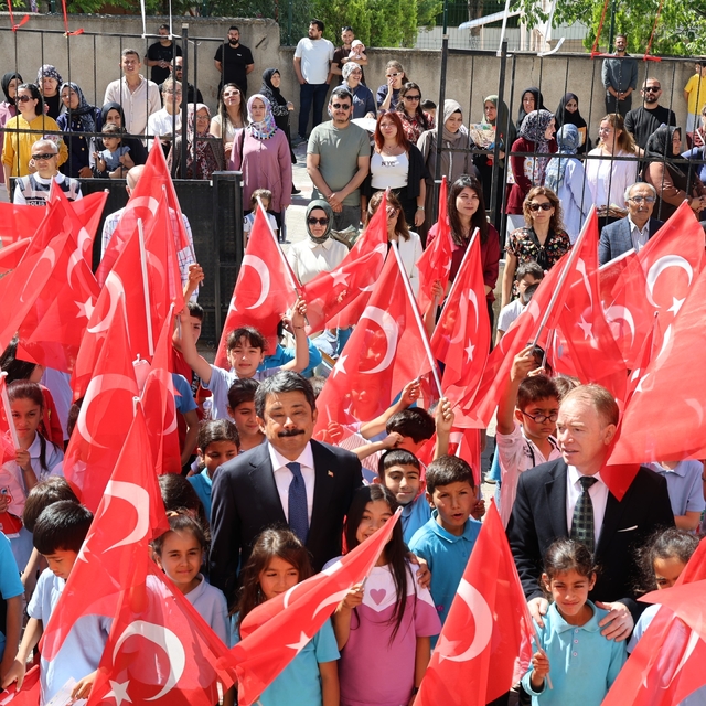 Kırşehir'de 40 bin 376 öğrenci karne heyecanı yaşadı
Vali Murat Sefa Demiry...