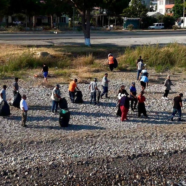 Mersin'de gençlerden sahil temizliği seferberliği