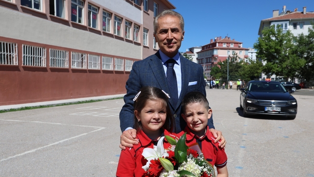"Vali olmak istiyorum" diyen minik öğrenci karne törenine damga vurdu
Nevşehir'de 59 bin öğrenci karnelerini aldı