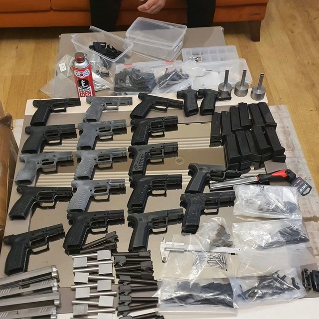 İzmir'de suç örgütlerine operasyon: 38 gözaltı
Operasyonda şüphelilerin ika...