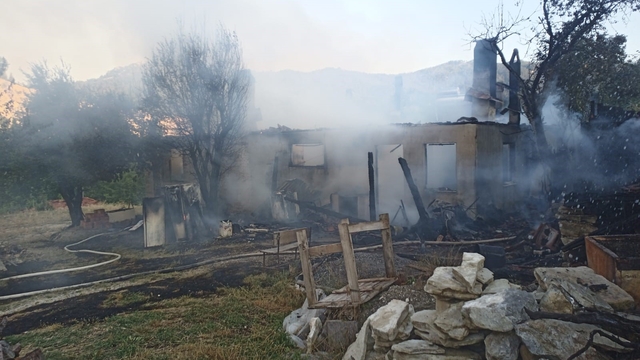 Tek katlı ev yangın sonrası harabeye döndü