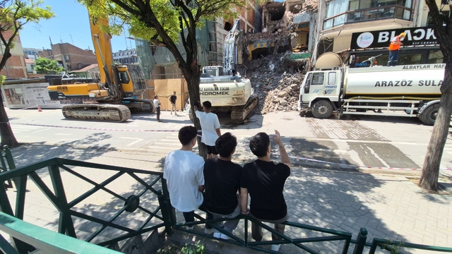 Yıkım çalışmalarını keyifle izleyen gençler
Eskişehir'de kent merkezindeki yıkım çalışması gençlerin ilgisini çekti
Çalışan iş makinelerini gören gençler 'milli spor'u yerine getirdi
Kaan Kaçar: "Hoşumuza gitti, oturup izlemeye karar verdik"