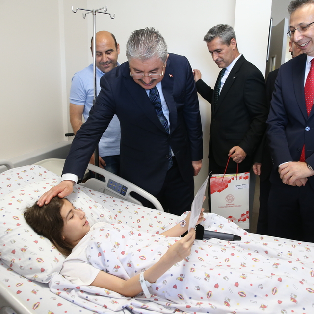 Eskişehir Valisi Yılmaz, hastanede tedavi gören öğrencilere karnelerini ver...