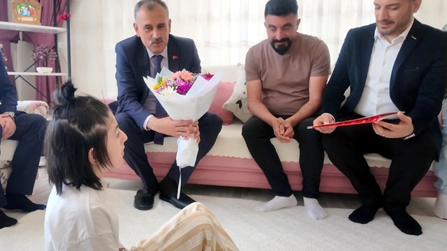 Evinde eğitim gören serebral palsili Elif 'in karnesini Vali Bozkurt verdi