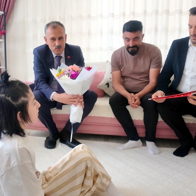 Evinde eğitim gören serebral palsili Elif 'in karnesini Vali Bozkurt verdi