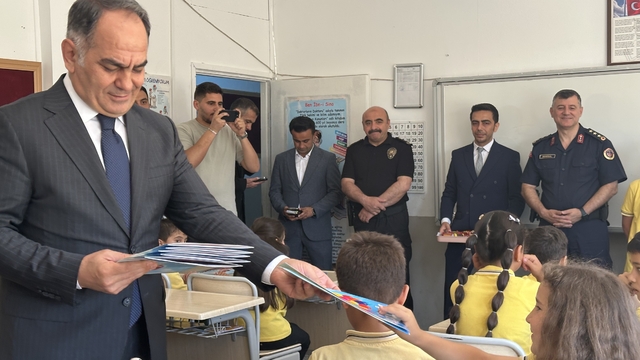 Çankırı'da öğrenciler karnelerini protokol üyelerinden aldı