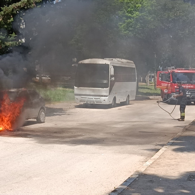 Park halinde yanan otomobil kullanılmaz hale geldi
