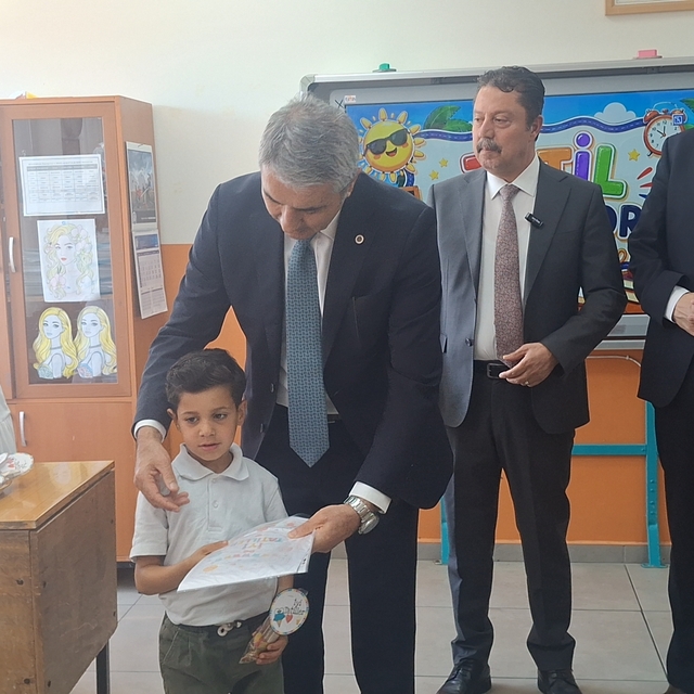 Beypazarı'nda öğrenciler karnelerini aldı