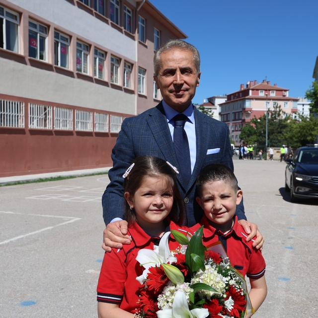 "Vali olmak istiyorum" diyen minik öğrenci karne törenine damga vurdu
Nevşe...
