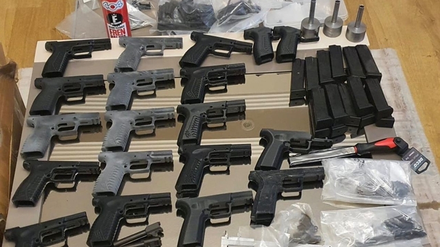 İzmir'de suç örgütlerine operasyon: 38 gözaltı
Operasyonda şüphelilerin ikametlerini silah atölyesine çevirdiği ortaya çıktı