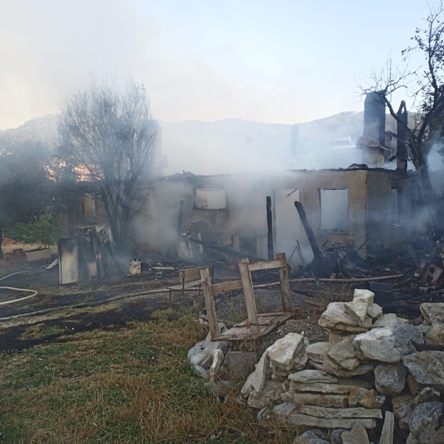 Tek katlı ev yangın sonrası harabeye döndü