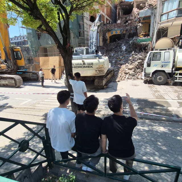 Yıkım çalışmalarını keyifle izleyen gençler
Eskişehir'de kent merkezindeki...