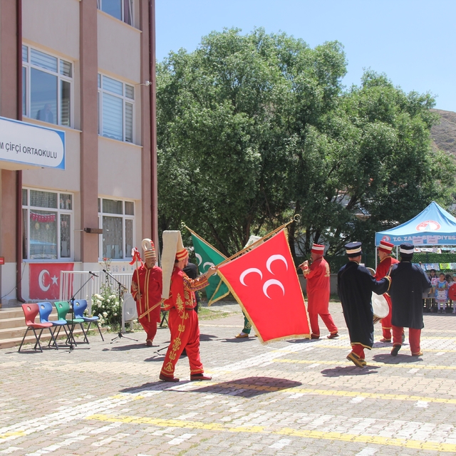 Sivas'ta öğrenciler okula güle oynaya veda etti