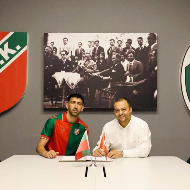 Karşıyaka'da ilk imza Erhan'dan