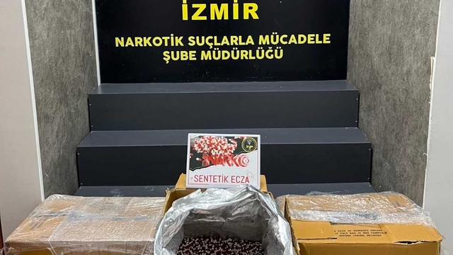 İzmir'de uyuşturucu operasyonunda 300 bin sentetik ecza ele geçirildi