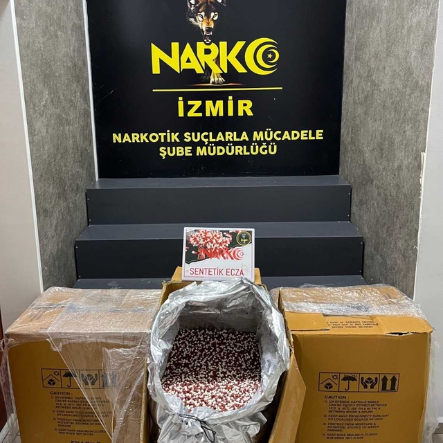 İzmir'de uyuşturucu operasyonunda 300 bin sentetik ecza ele geçirildi