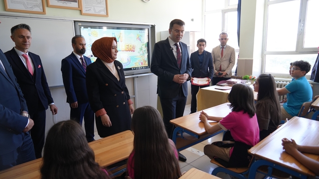 Niğde'de 67 bin 811 öğrenci karne heyecanı yaşadı