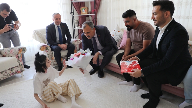 Ağrı Valisi Bozkurt, evde eğitim gören öğrencinin karne sevincine ortak oldu