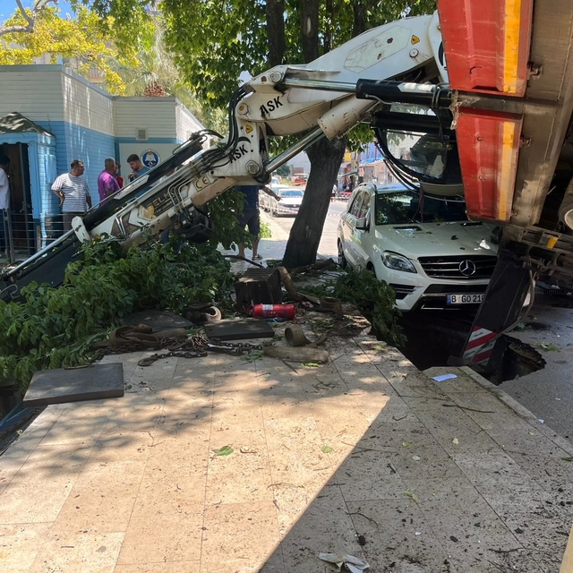 Vinç aracın üzerine devrildi, kepçe dereye uçtu: Korku dolu anlar kamerada...