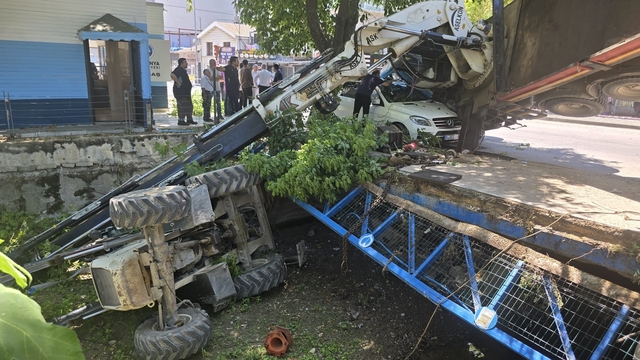 Köprü çökünce vinç, yanındaki otomobilin üzerine devrildi; 1 yaralı
