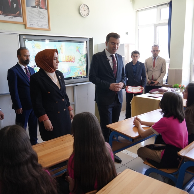 Niğde'de 67 bin 811 öğrenci karne heyecanı yaşadı
