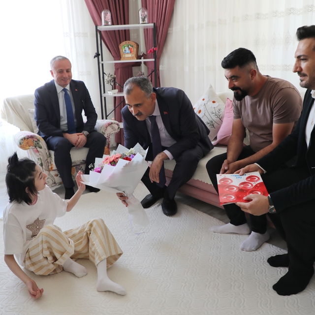 Ağrı Valisi Bozkurt, evde eğitim gören öğrencinin karne sevincine ortak old...