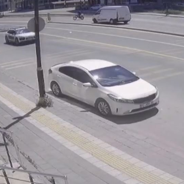 Panelvanın çarptığı elektrikli bisiklet sürücüsü ağır yaralandı