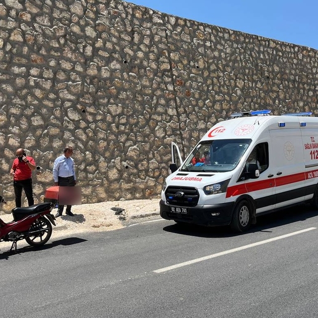 Kontrolden çıkan motosiklet devrildi: 1 yaralı
