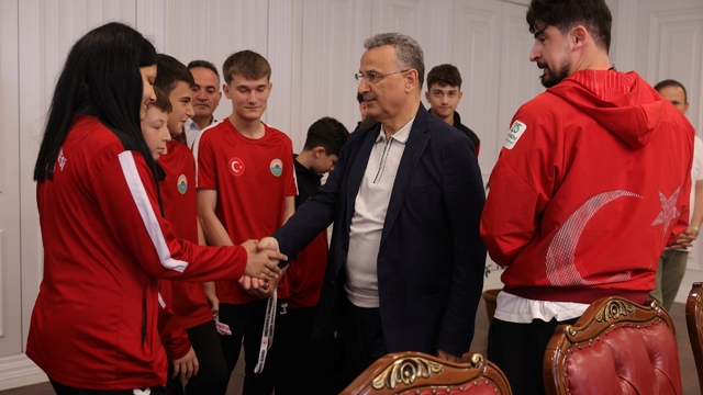 Başkan Kurnaz: "Avrupa üçüncüsü olan sporcumuz bizleri gururlandırdı"
Avrupa üçüncüsü milli sporcudan Başkan İhsan Kurnaz'a ziyaret